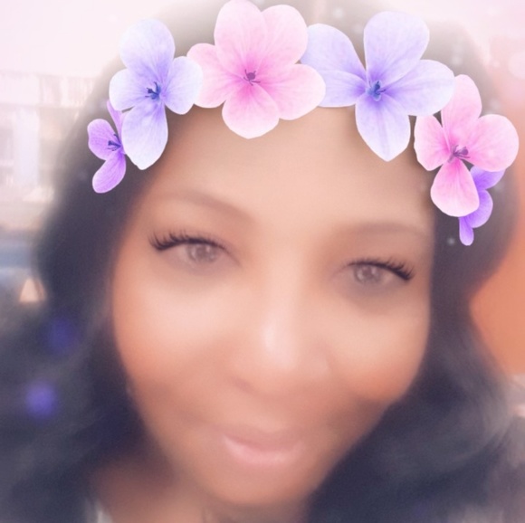 Meet your Posher, Yolanda - Picture 1 of 2